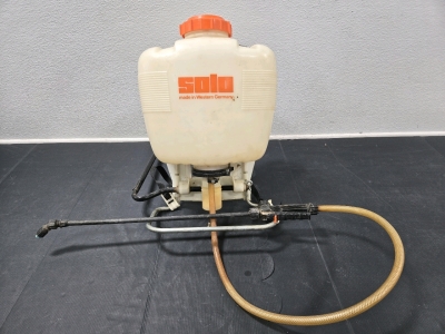 Solo Brand Wearable Spray Applicator (Has Backpack Straps) 21"H x 14&frac12;"