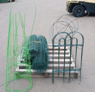 (19) Green Coated Wire Garden Structures - (4) Tomato Cages (2) Decorative Trellis Arches (3) Spheres (10) Wire Fence Panels