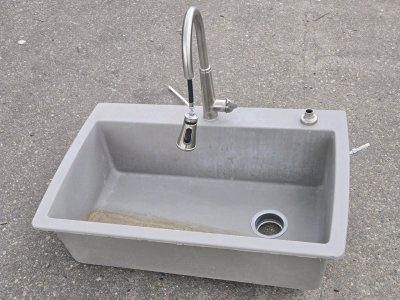 Large Kitchen Sink w/ Retractable Faucet, Soap Dispenser Bottle & Water Hoses - 33&frac12;"L x 22"D x 9⅝" (Basin Size)