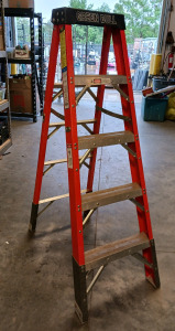 (1) Green Bull 5 ft Fiberglass Step Ladder - Model 203205
