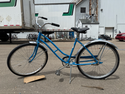 (1) Vintage Blue Unbranded Bike