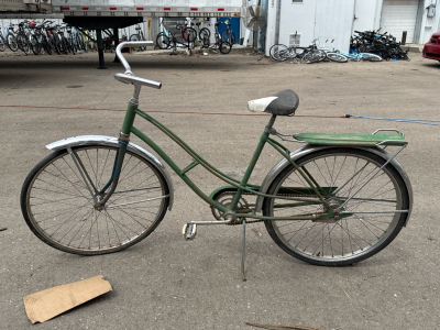 (1) Unbranded Vintage Green Bike