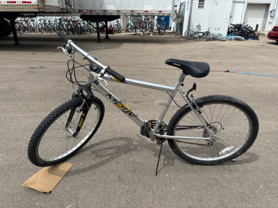 (1) 26&rdquo; Motiv Rockridge Silver Bike