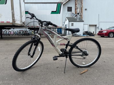(1) 26&rdquo; Next Silver And Pink Bike