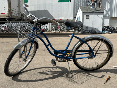 (1) 26&rdquo; Roadmaster Blue Vintage Bike