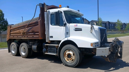 ACHD 2009 VOLVO VHD DUMP TRUCK - DIESEL! LOCAL FLEET!