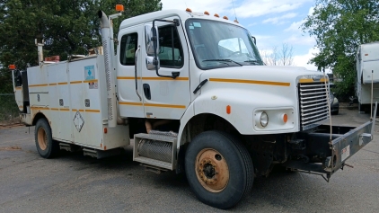 2010 FREIGHTLINER M2 106 - LOCKING TOOL BOXES!!