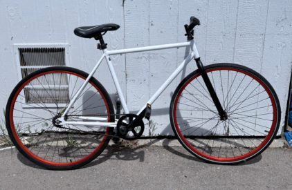 (1) 28&rdquo; Unbranded White Bike