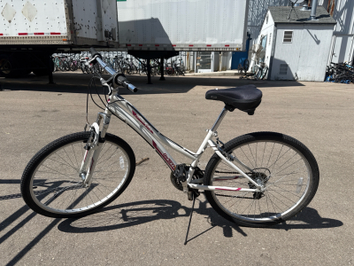 (1) 26&rdquo; Realm South Bay White and Pink Bike