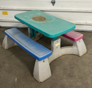 (1) Fisher- Price Children&rsquo;s Picnic Table