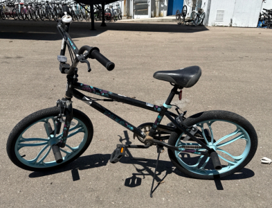 (1) 20&rdquo; Mongoose Black And Flower Patterned Kids Bike