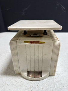 (1) Vintage Universal Landers Frary & Clark Kitchen Scale