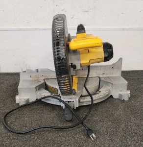 DEWALT DW715 12-Inch single-bevel Compound Miter Saw