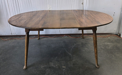Wood Table w/(2) Table Leaves