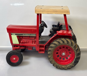 1/16 Ertl Farm Toy International 886 Tractor