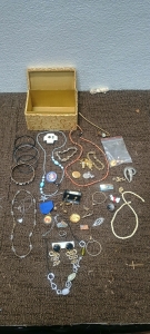 (1) Vintage Jewelry Box w/ (50+) Mixed Costume Jewelry Pieces<br/>