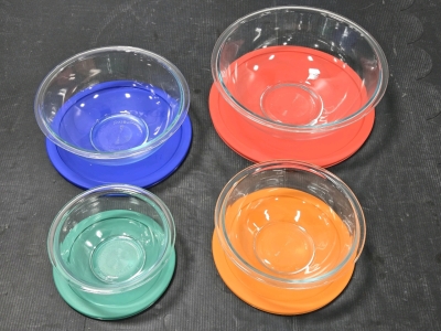 Set of (4) Assorted Size Pyrex Bowls w/ Lids