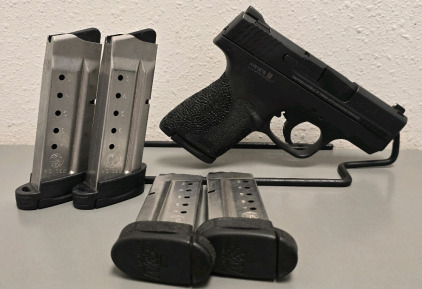 Smith & Wesson M&P40 Shield .40S&W Semi Automatic Pistol W/ Box And (4) Extra Magazines-- HYR1018