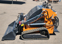 Mini Skid Steer Runs All Controls Function Well..