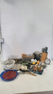 (1) Large Lot of Kitchen Supplies