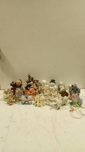 (22) Collectible Ceramic Figures and Houses
