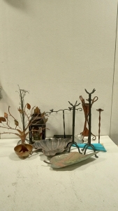 (1) Large Lot of Home Decorations