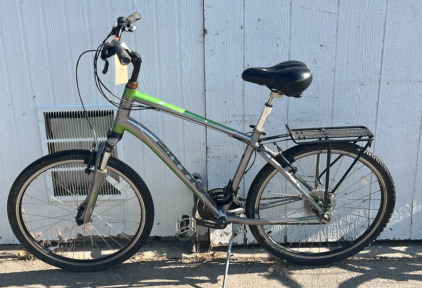 (1) 26&rdquo; Giant Mountain Bike (Grey/Green)