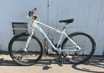 (1) 26&rdquo; Specialized Mountain Bike (White)