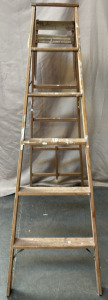 5&rsquo; Wooden Ladder
