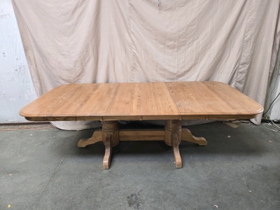 Large Wood Dinning Table w/ (2) Center Leaf Extensions