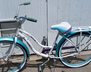 Del Mar White & Sparkly Blue Beach Cruiser Bike - 28 inch