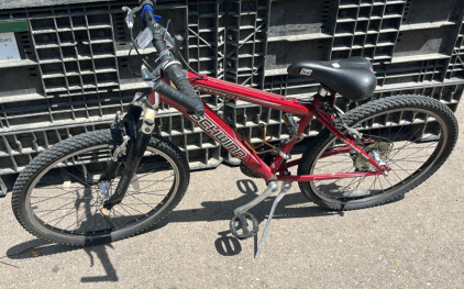(1) Schwinn Mountain Bike 26&rdquo; (Red)