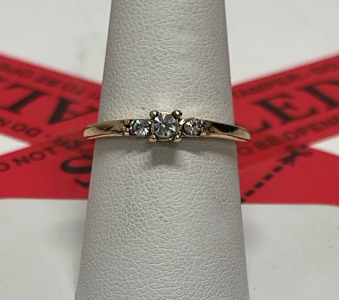 Gold Ring with Three Diamonds, Round Shape