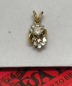 Gold Pendant with Diamond Cluster Design