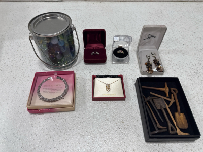 Assorted Custume Jewelry, Necklaces, Rings, Earrings, And More!
