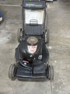Craftman Self Propelled Lawnmower. Briggs and Stratton 650 series engine, 190CC, 22 inch cut