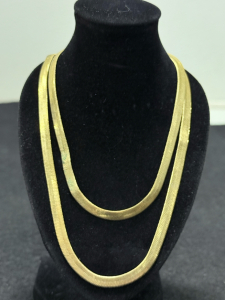 (1) Gold Snake Chain Necklace