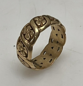 14K Gold Floral Pattern Ring W/ Interwoven Design