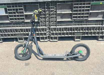 (1) Mongoose Kick Scooter (Black)