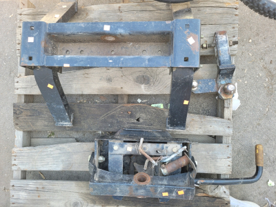 Trailer Hitch Receiver (1) Dual Ball Mount (1) Trailer Jack (1) Crank Handle (1)