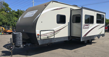 2016 COLEMAN LANTERN 29ft SLEEPS 10 EASILY!