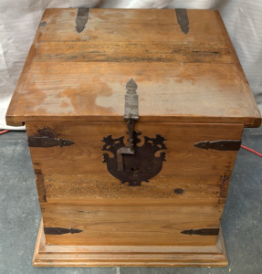 18&rdquo; L x 21&rdquo; W x 21.5&rdquo; Vintage Wooden Chest