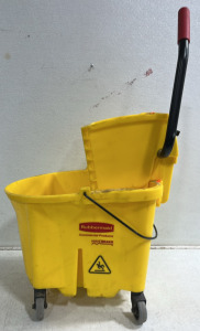 (1) Rubbermaid Mop Bucket