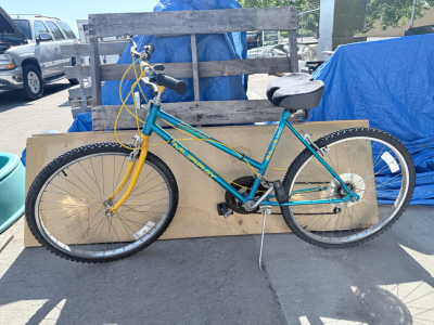 (1) 26&rdquo; Murray USA Teal And Yellow Bike