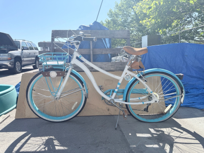 (1) 26&rdquo; Cape Cod White & Blue Bike