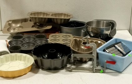 (1) Large Lot of Cake Pans and Kitchen Items