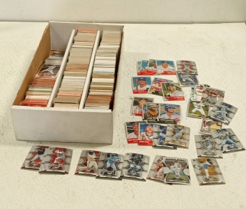 (1) Box of 2000+ Baseball Cards Modern and Vintage in Great Condition