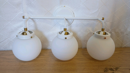 Izorro Vanity Light Fixture 3 Light White and Gold 19"