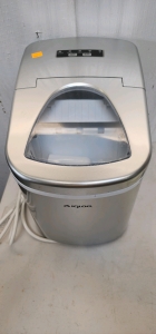 Igloo 26-Pound Automatic Self-Cleaning Portable Countertop Ice Maker.