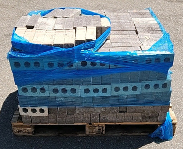 PARTIAL PALLET OF BRICKS MORE THAN HALF A PALLET